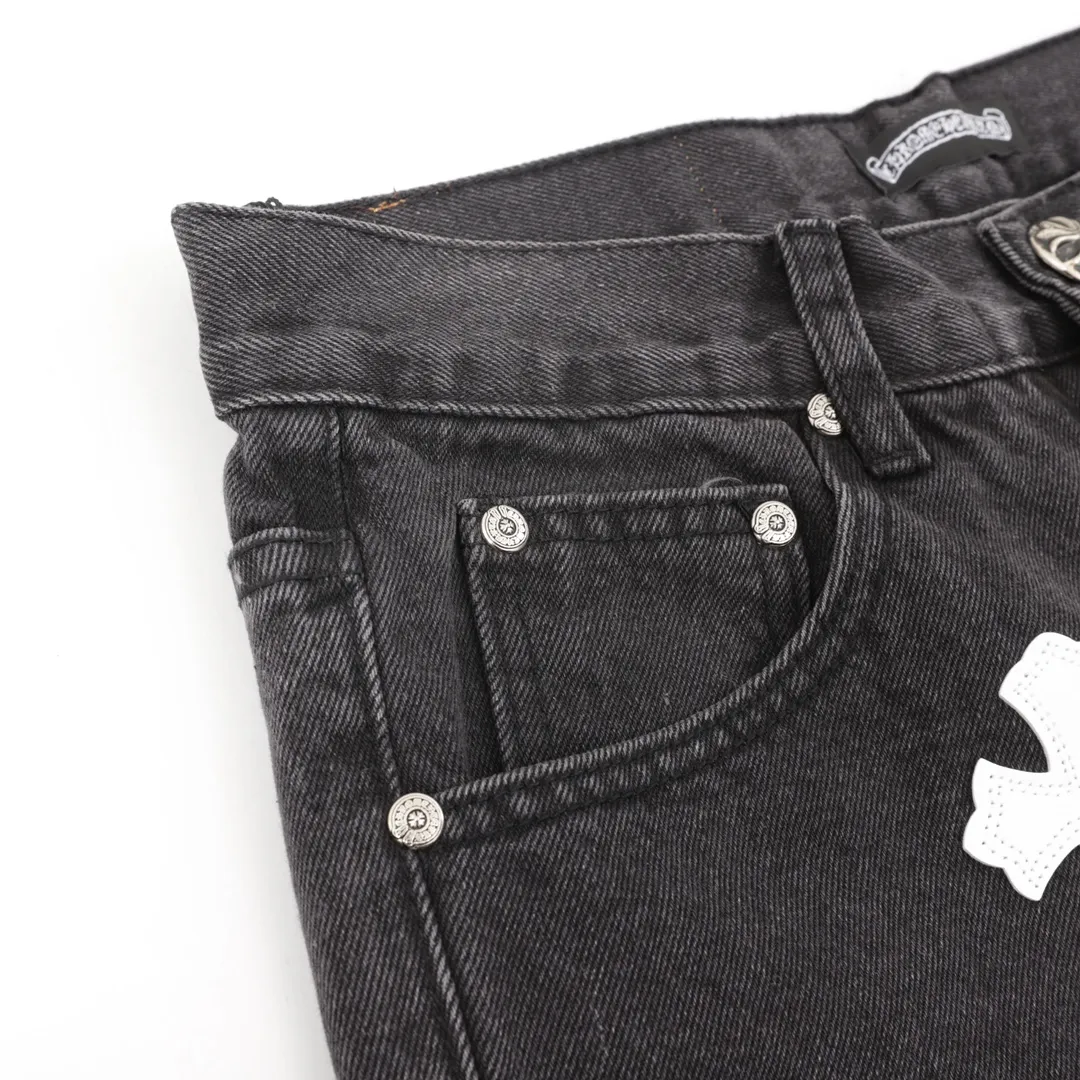 P220 model number Y827 Chromehearts/Chrome Hearts classic leather label cross denim trousers After the trousers are finished, they are subjected to heavy enzyme stone grinding and rinsing. Each pair is different in washing. The heavy washing process has many hidden secret details. The trousers featured this time are perfect in terms of shape and upper body. It is no exaggeration to say that it takes more time to make 20 short-sleeves than to make one pair of jeans. The fabric is made of 12.2 ounces of high-quality denim. Only denim with 12 ounces or more can have the unique high-end texture of denim. I am very satisfied with the proofing after several washes. Size:28-34